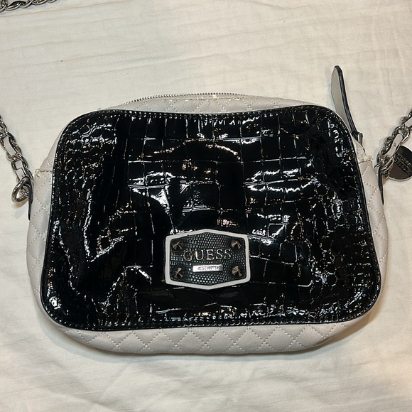GUESS Purse black with sliver chain - Picture 3 of 13
